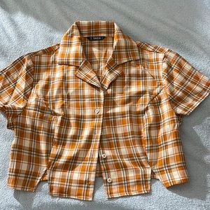 Cropped buttoned shirt. Size L